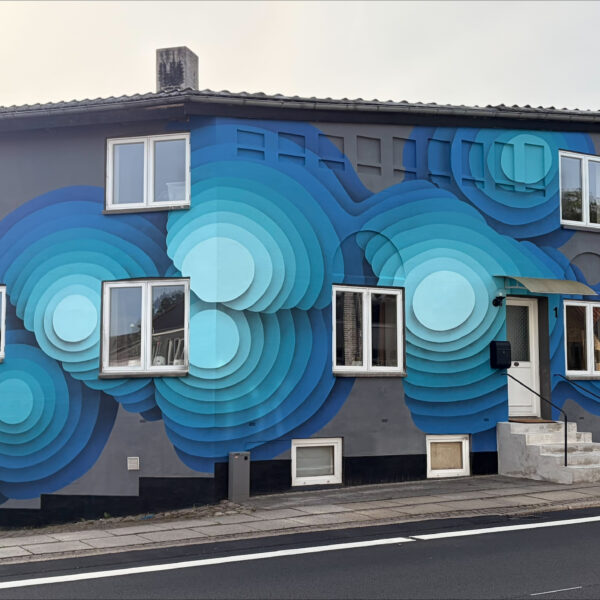 Gavlmalleriet i Hovedgård er malet af kunstneren 1010 og forestiller store tre-dimensionelle cirkler i nuancer af blå.